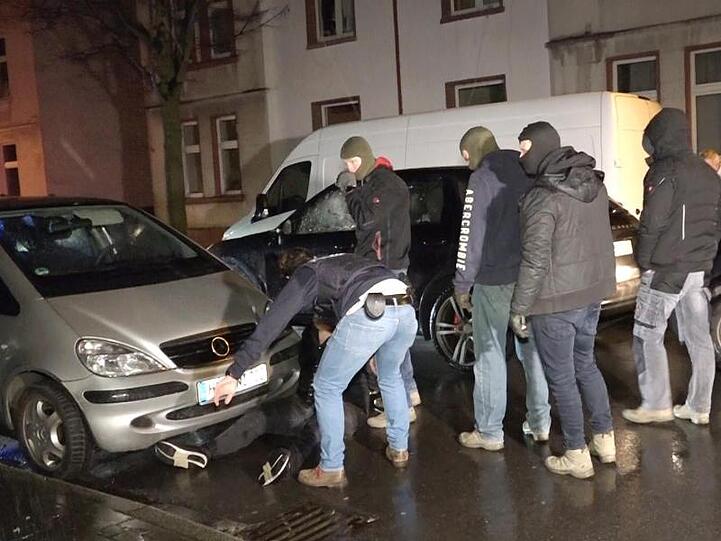 Polizeibeamte in Zivil nehmen einen Mann in Herne fest.