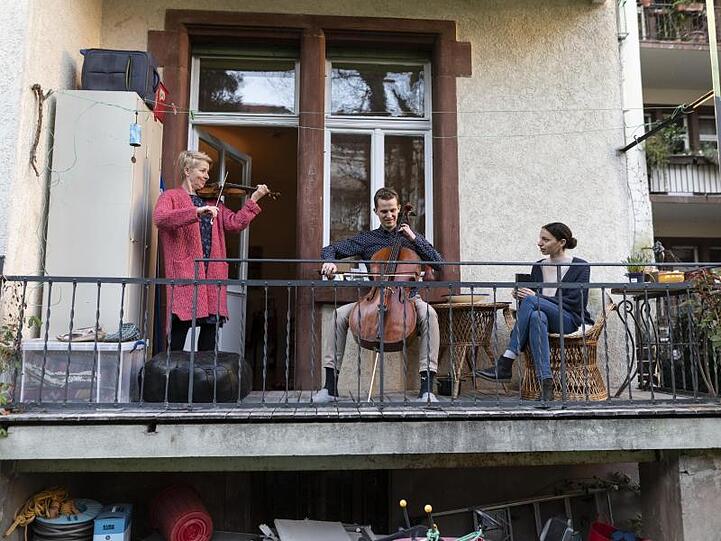 Mitglieder des Freiburger Barockorchesters spielten auf einem Balkon die "Ode an die Freude" von Ludwig van Beethoven.