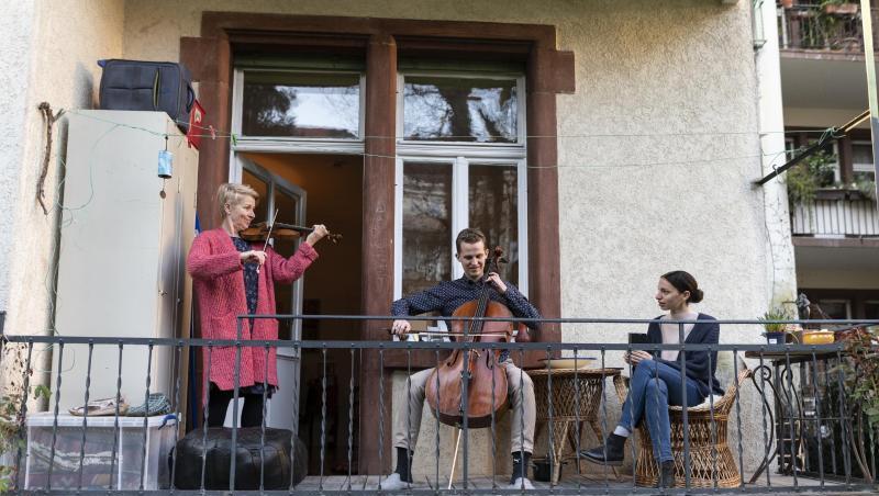Mitglieder des Freiburger Barockorchesters spielten auf einem Balkon die "Ode an die Freude" von Ludwig van Beethoven. Mitglieder des Freiburger Barockorchesters spielten auf einem Balkon die "Ode an die Freude" von Ludwig van Beethoven.