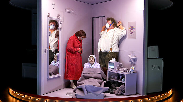 Die Premiere von Lydia Steiers Inszenierung von Franz Xaver Kroetz‘ Stück "Der Drang" (im Bild von links: Nicola Kirsch, Vincent Glander und Christoph Franken) war für den 12. März 2020 geplant. Am Tag der Generalprobe kam der Lockdown. Anvisierter Premierentermin ist heuer im Juli.
