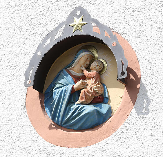 Entdeckt: eine schöne Madonna an einer Hauswand.