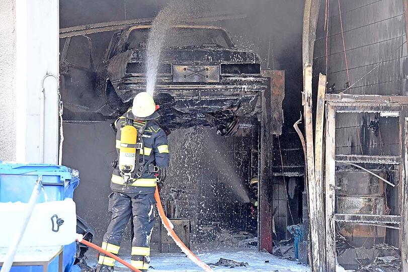 Den entstandenen Schaden schätzt die Feuerwehr auf rund 100.000 Euro.