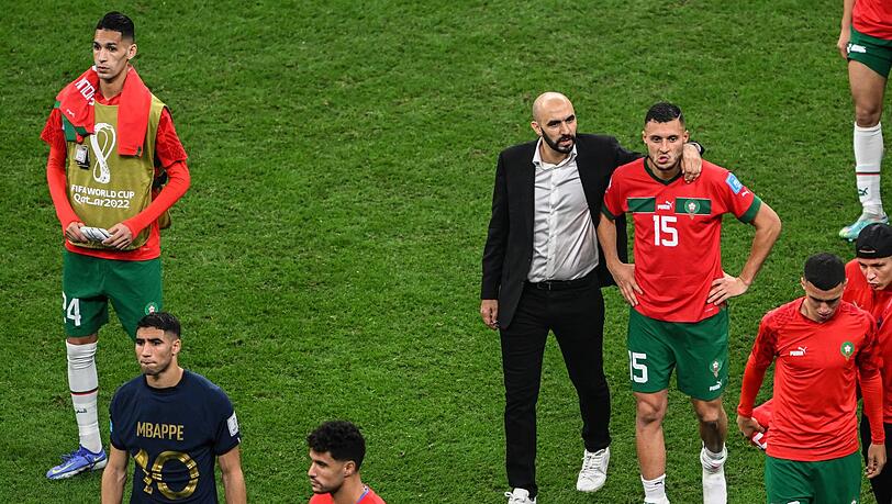 Marokkos Trainer Walid Regragui und Spieler nach dem Abpfiff.