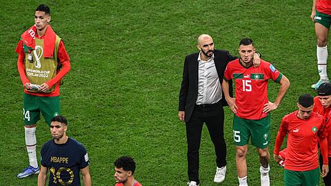 Marokkos Trainer Walid Regragui und Spieler nach dem Abpfiff.