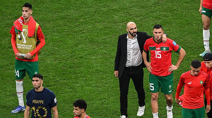 Marokkos Trainer Walid Regragui und Spieler nach dem Abpfiff.