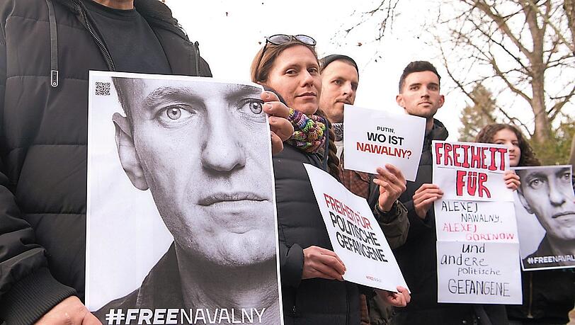 Das Schicksal Nawalnys bewegt die Menschen – wie hier in Berlin, wo Demonstranten am Samstag vor dem Haus des russischen Botschafters die Freilassung des 47-Jährigen gefordert haben.