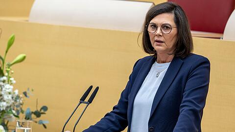 Ilse Aigner (CSU), Präsidentin des Bayerischen Landtags, steht am Rednerpult im bayerischen Landtag.