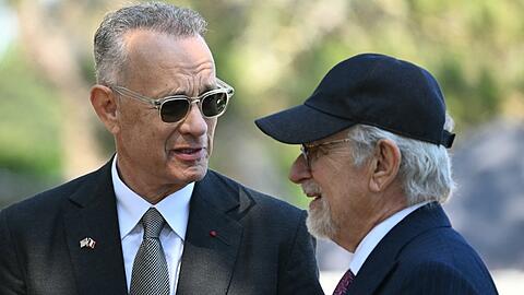 Tom Hanks (l.) und Steven Spielberg bei der US-Zeremonie zum 80. Jahrestag des D-Day am "Normandy American Cemetery and Memorial" in Colleville-sur-Mer.