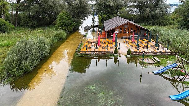 Die Bänke im Biergarten stehen nun mit den Füßen im Wasser. Die Bänke im Biergarten stehen nun mit den Füßen im Wasser.