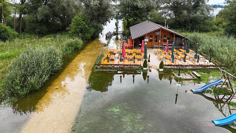 Die Bänke im Biergarten stehen nun mit den Füßen im Wasser. Die Bänke im Biergarten stehen nun mit den Füßen im Wasser.