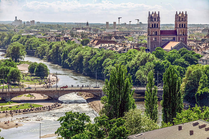 Mit seinen markanten Türmen sticht die Kirche St. Maximilian aus dem Stadtbild hervor. Mit seinen markanten Türmen sticht die Kirche St. Maximilian aus dem Stadtbild hervor.