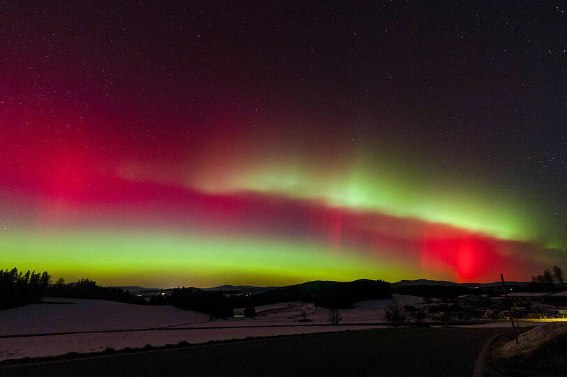 Winterwunder: Spektakul&auml;re Polarlichter erleuchten den Nachthimmel &uuml;ber Bayern.
