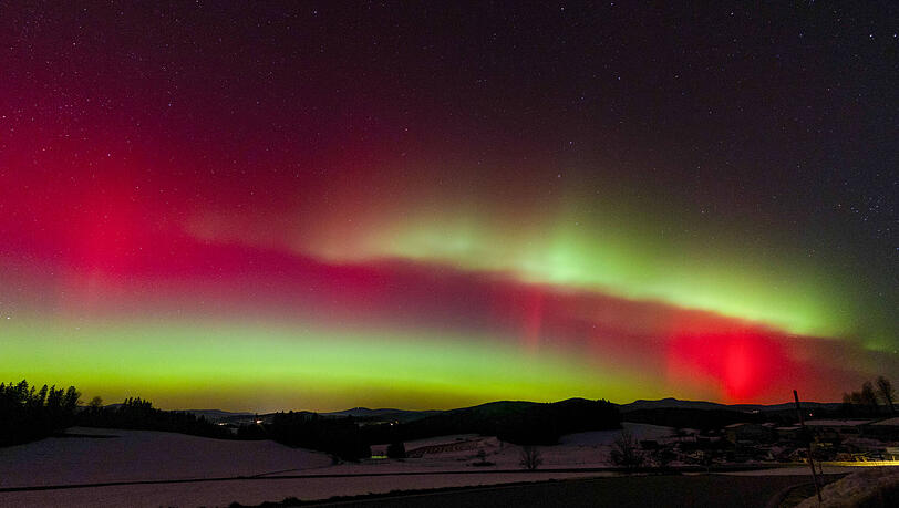 Winterwunder: Spektakul&auml;re Polarlichter erleuchten den Nachthimmel &uuml;ber Bayern.