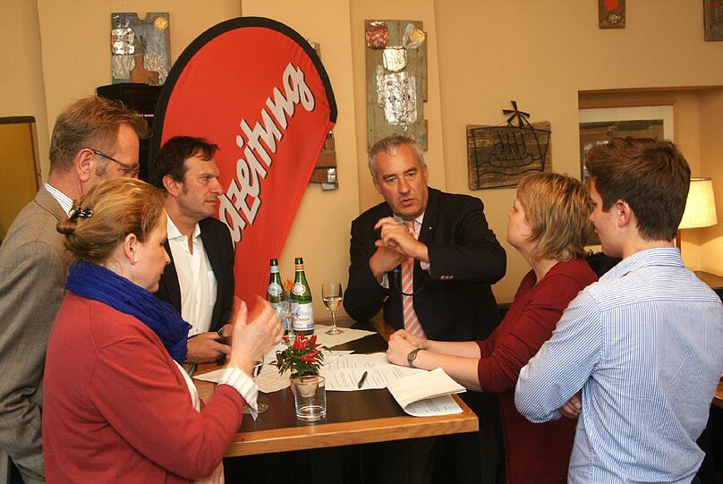 Im AZ-Café, dem &bdquo;Ringelnatz&ldquo; in Schwabing, entstand eine lebhafte Diskussion. In ihr verteidigte der CSU-Minister vehement die bayerische Schulpolitik &ndash; egal ob achtstufiges Gymnasium, dreigliedriges Schulsytem oder die Klassengrößen.