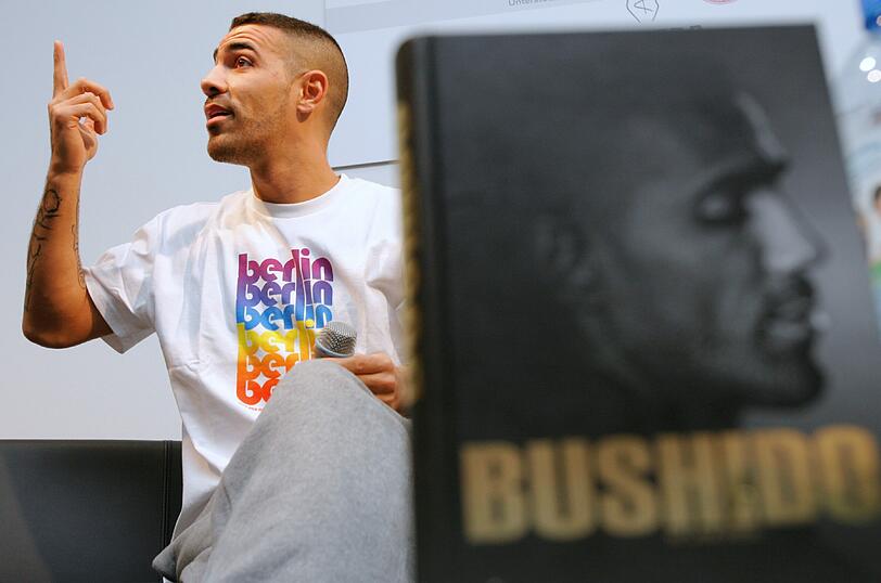 Oktober 2008: Bushido stellt auf der Frankfurter Buchmesse seine Biographie vor: Dem Buch werden Frauenfeindlichkeit und Homophobie vorgeworfen. Es enthält Kapitel wie "Verpiss Dich, du Fotze" oder "Mann oder Schwuchtel?"