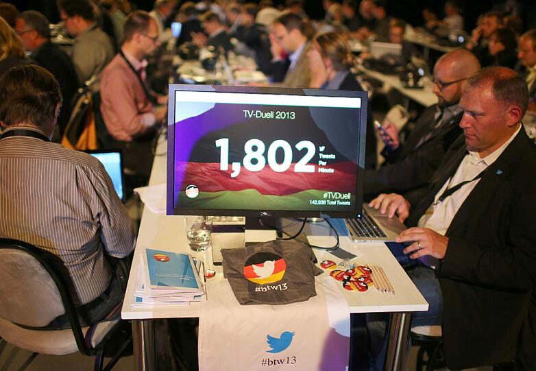 Leute zählen im Pressezentrum in einem Fernsehstudio in Berlin-Adlershof beim einzigen TV-Duell von Bundeskanzlerin Merkel und dem SPD-Spitzenkandidaten Steinbrück vor der Wahl Twitternachrichten (Tweets) mit der Kennung #tvduell und #TVDuell.
