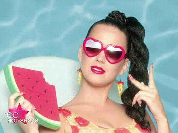 Katy Perry mit pinker Sonnenbrille in Herzchenform und Wassermelonen-Fächer in ihrem neuen Video-Clip