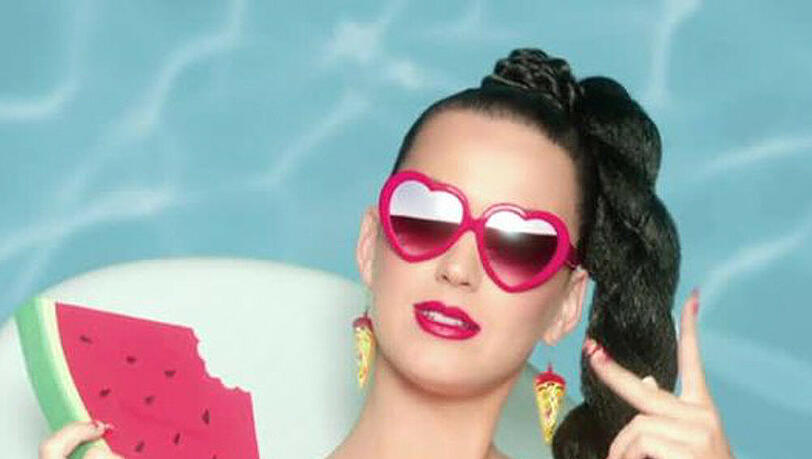Katy Perry mit pinker Sonnenbrille in Herzchenform und Wassermelonen-Fächer in ihrem neuen Video-Clip Katy Perry mit pinker Sonnenbrille in Herzchenform und Wassermelonen-Fächer in ihrem neuen Video-Clip