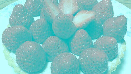 Dieses Foto besitzt kein einziges rotes Pixel - das Rot der Erdbeeren ist eine optische Täuschung.