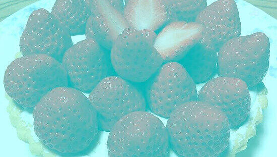 Dieses Foto besitzt kein einziges rotes Pixel - das Rot der Erdbeeren ist eine optische Täuschung. Dieses Foto besitzt kein einziges rotes Pixel - das Rot der Erdbeeren ist eine optische Täuschung.
