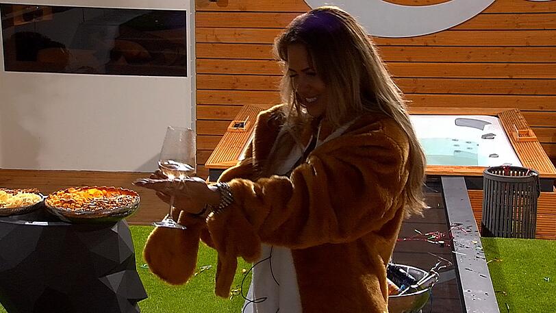 Jessica singt auf der Party DAS BESTE von Silbermond und flirtet Frank dabei an.
