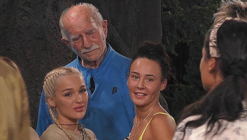 Alessia Herren (re.) hat "Promi Big Brother" nur einen Kurzbesuch abgestattet. Die Tochter von Willi Herren rückte nach, wurde aber schnell wieder rausgewählt. Alessia Herren (re.) hat "Promi Big Brother" nur einen Kurzbesuch abgestattet. Die Tochter von Willi Herren rückte nach, wurde aber schnell wieder rausgewählt.