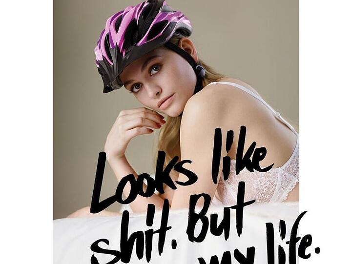 "Germany's Next Topmodel"-Kandidatin Alicija als Gesicht der Kampagne: "Looks like shit. But saves my life" wirbt für das Tragen eines Fahrradhelms.