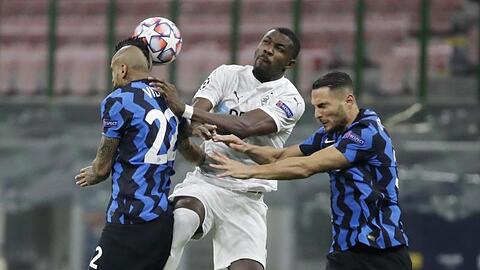 Gladbachs Marcus Thuram (M) wird von Arturo Vidal (l) und Danilo D'Ambrosio die Zange genommen.