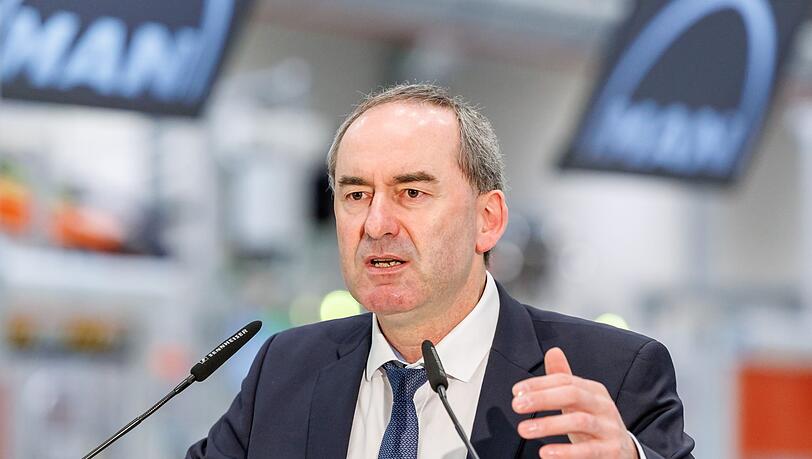 Bayerns Wirtschaftsminister fordert von der EU eine defensivere Haltung im Zollkonflikt mit den USA. (Archivbild)