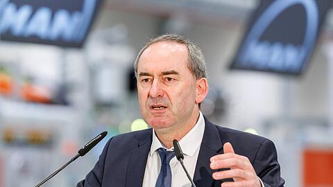 Bayerns Wirtschaftsminister fordert von der EU eine defensivere Haltung im Zollkonflikt mit den USA. (Archivbild)