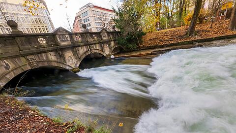 Die berühmte Eisbachwelle in München baut sich nicht mehr auf. Surfen ist dort zurzeit unmöglich.