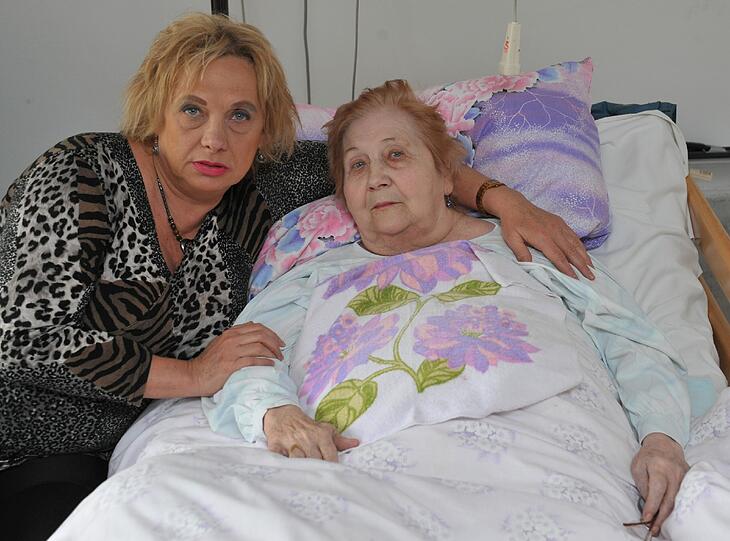 Bein amputiert: Ildico N. am Bett ihrer Mutter Irina.
