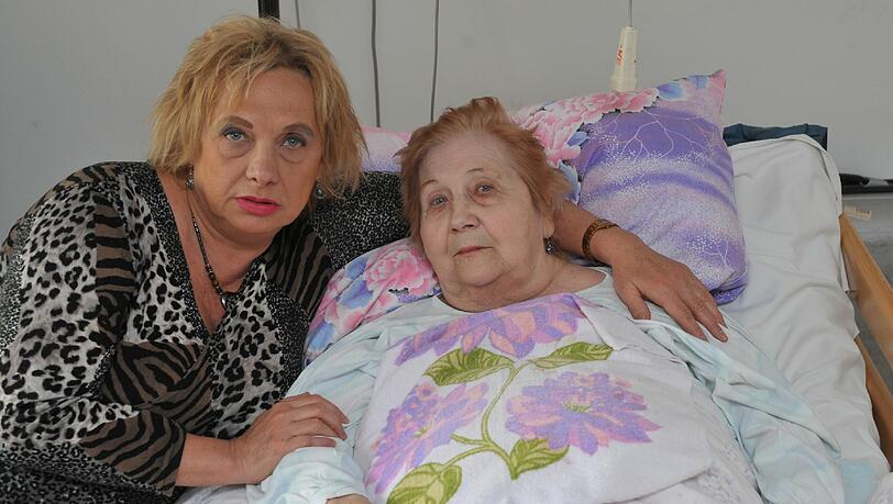 Bein amputiert: Ildico N. am Bett ihrer Mutter Irina. Bein amputiert: Ildico N. am Bett ihrer Mutter Irina.