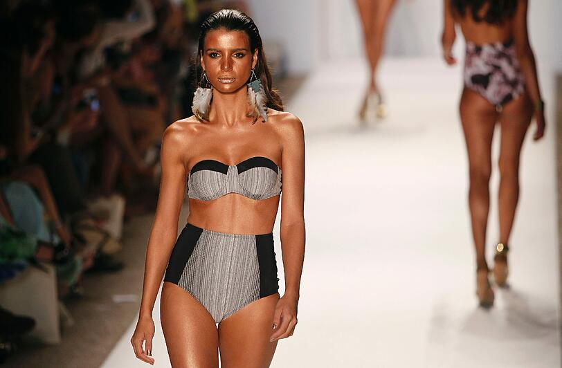 Diese Woche wird es auch in München wieder sonnig: Bei der "Mercedes Benz Fashion Week Swim" zeigten die internationalen Top-Models nun, was sie tragen, wenn es so richtig heiß wird - da kann frau sich so manche Anregungen holen. Sehen Sie hier die sexy Bilder aus Miami Beach.