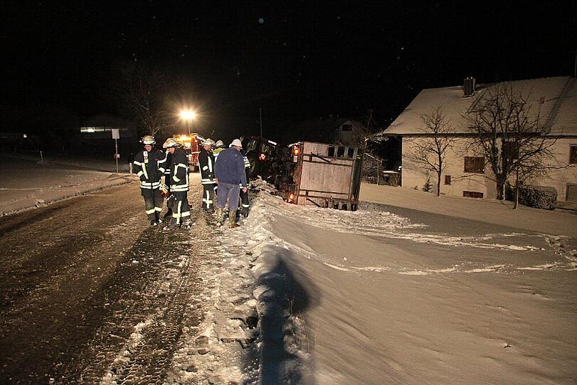 Unfall mit Schweine-Hänger auf der Staatsstraße 2084 in Richtung Schwindegg. Die Bilder