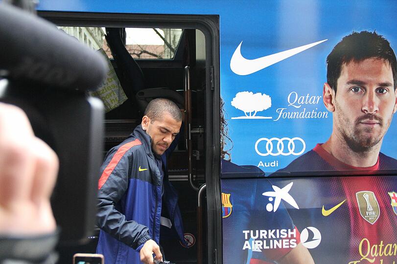 Hier kommt der FC Barcelona in München am Bayerischen Hof an. Die Bilder