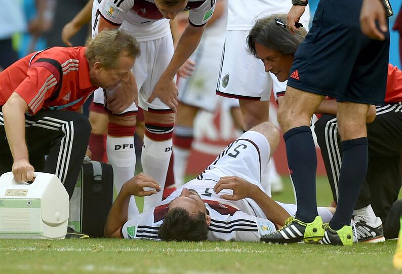 Mats Hummels verletzte sich beim Spiel gegen Portugal. Sein WEinsatz gegen Ghana ist fraglich.