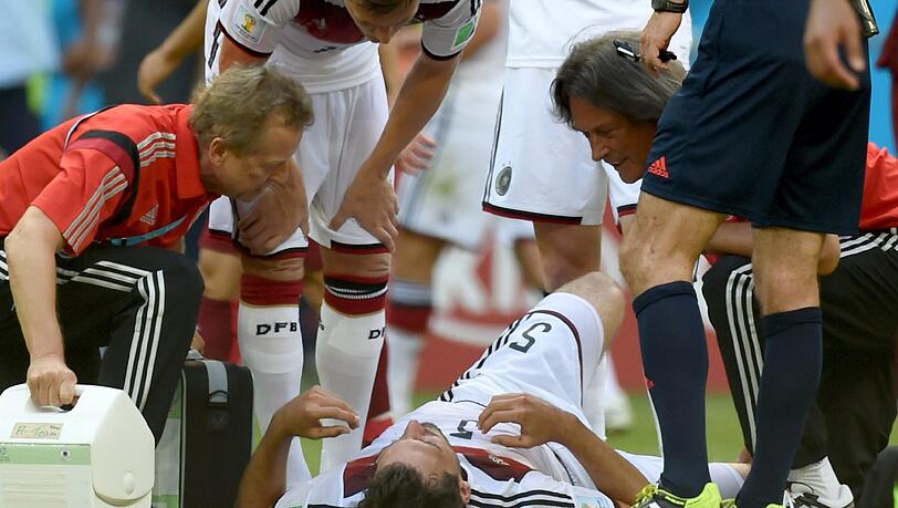 Mats Hummels verletzte sich beim Spiel gegen Portugal. Sein WEinsatz gegen Ghana ist fraglich. Mats Hummels verletzte sich beim Spiel gegen Portugal. Sein WEinsatz gegen Ghana ist fraglich.