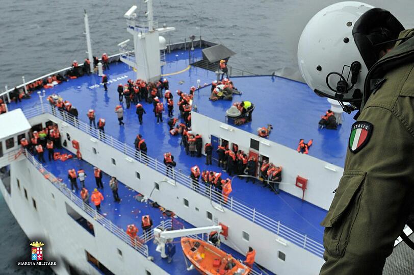 Die italienische Marine versucht die Passagiere der brennenden Fähre "Norman Atlantic" zu retten