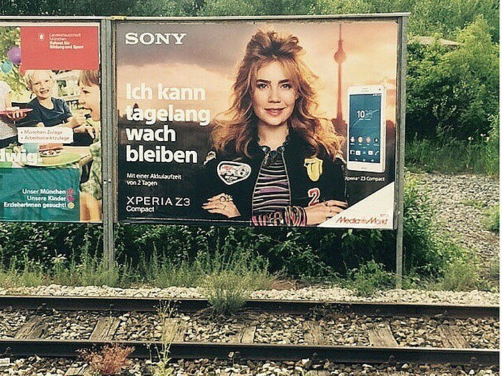 Palina Rojinski ist deutschlandweit als Gesicht der neuen Sony-Werbekampagne zu sehen - auch entlang der Bahngleise