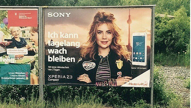 Palina Rojinski ist deutschlandweit als Gesicht der neuen Sony-Werbekampagne zu sehen - auch entlang der Bahngleise Palina Rojinski ist deutschlandweit als Gesicht der neuen Sony-Werbekampagne zu sehen - auch entlang der Bahngleise
