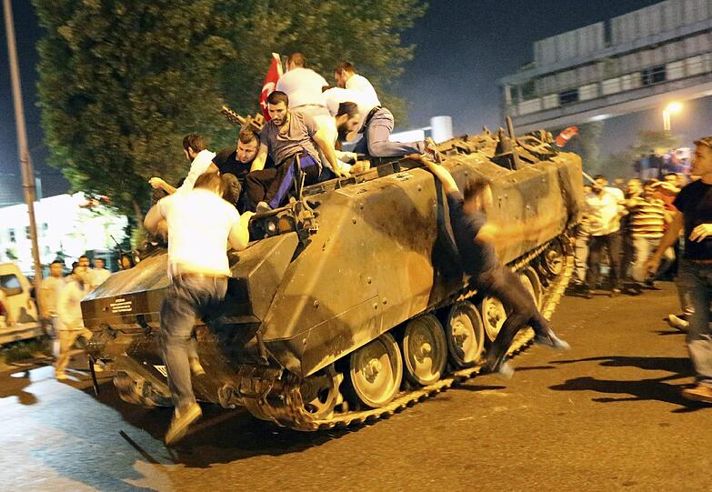 In der Türkei ist in der Nacht auf Samstag offenbar ein Militärputsch gescheitert. Die Bilder einer dramatischen Nacht.