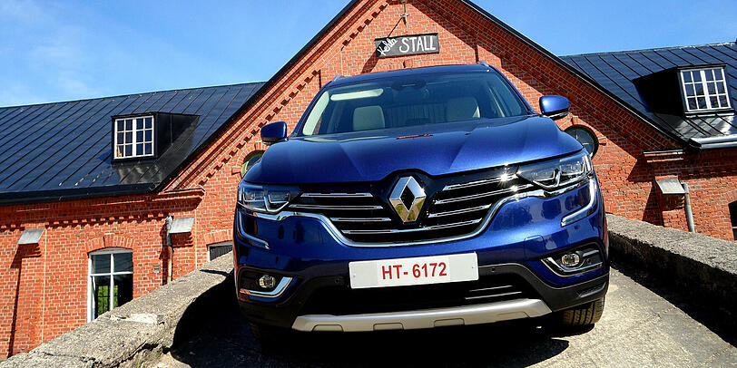 Die Front mit dem großen Renault-Rhombus und dem Unterfahrschutz verhilft dem Koleos zu einem markanten Auftritt.