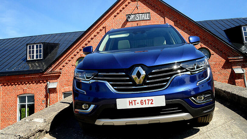 Die Front mit dem großen Renault-Rhombus und dem Unterfahrschutz verhilft dem Koleos zu einem markanten Auftritt.