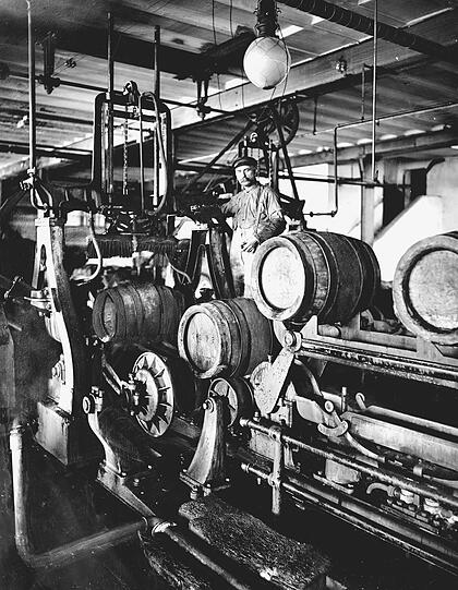 Eine Bierfass-Waschanlage.