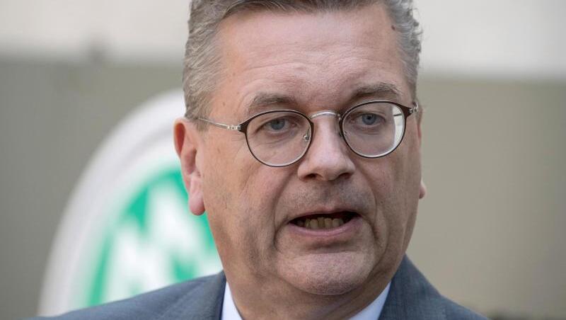 Steht vor einer wichtigen Wahl in Rom: DFB-Präsident Reinhard Grindel. Steht vor einer wichtigen Wahl in Rom: DFB-Präsident Reinhard Grindel.