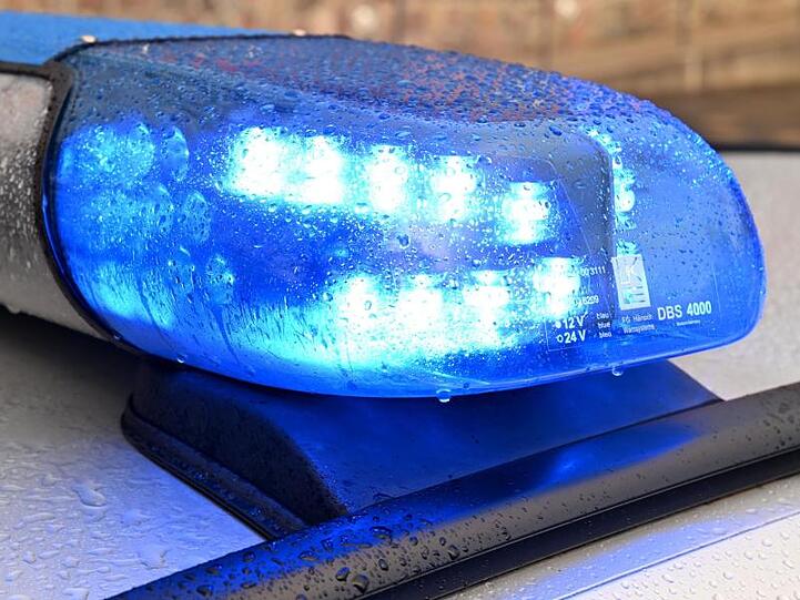 Ein Streifenwagen der Polizei steht mit eingeschaltetem Blaulicht. Foto: Carsten Rehder/dpa/Archivbild