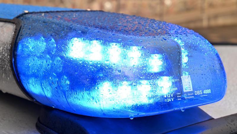 Ein Streifenwagen der Polizei steht mit eingeschaltetem Blaulicht. Foto: Carsten Rehder/dpa/Archivbild Ein Streifenwagen der Polizei steht mit eingeschaltetem Blaulicht. Foto: Carsten Rehder/dpa/Archivbild