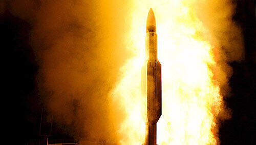 Drei dieser Standard Missile-3 (SM-3) Raketen wurden auf Satelliten gefeuert. Drei dieser Standard Missile-3 (SM-3) Raketen wurden auf Satelliten gefeuert.