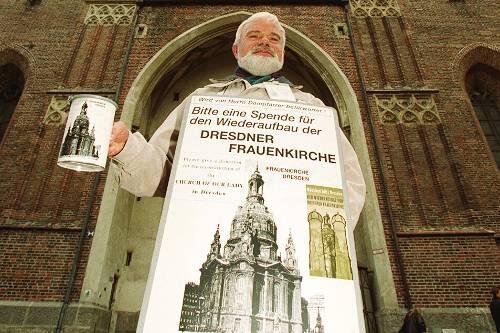 So kannten ihn die Münchner: Volkhard Dümmler beim Sammeln vor der Frauenkirche.